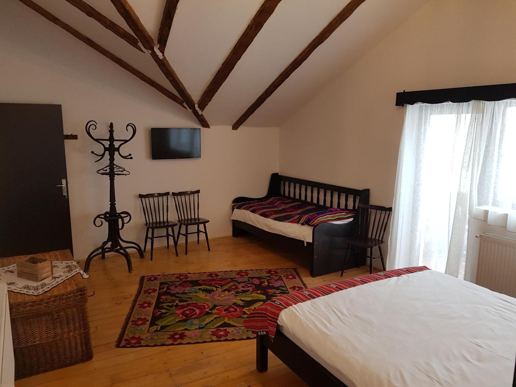 Satu Muscelean Albestii de Muscel Quarto foto